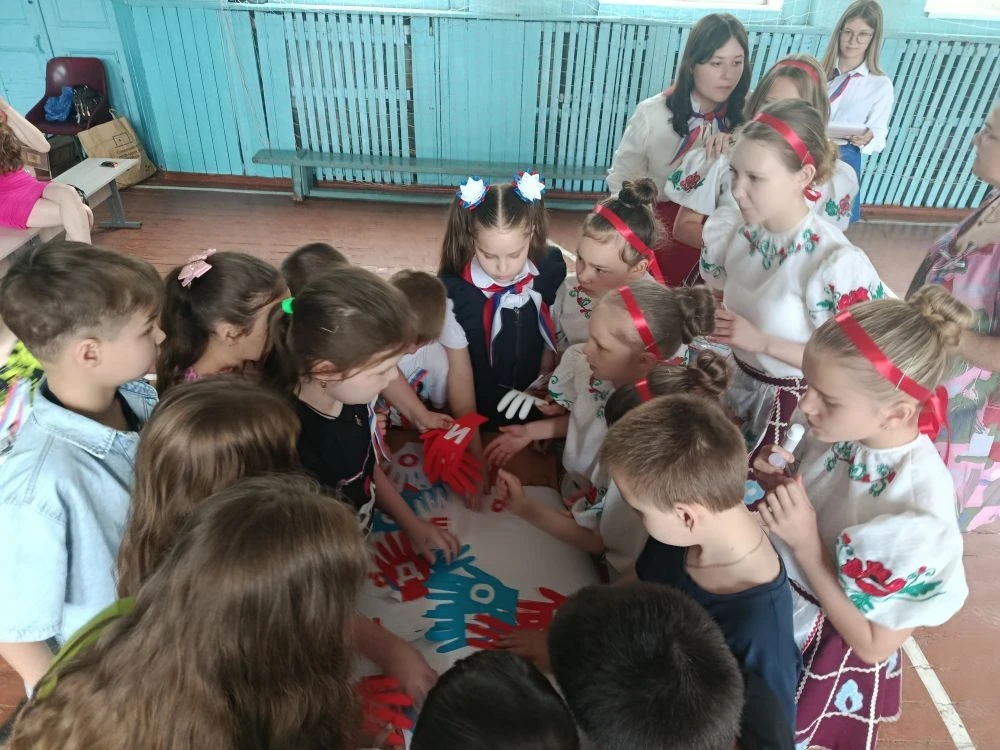 Сегодня театральная студия «Гармония» Дворца культуры «Лидиевка» провела в школе № 80 для детей лите
