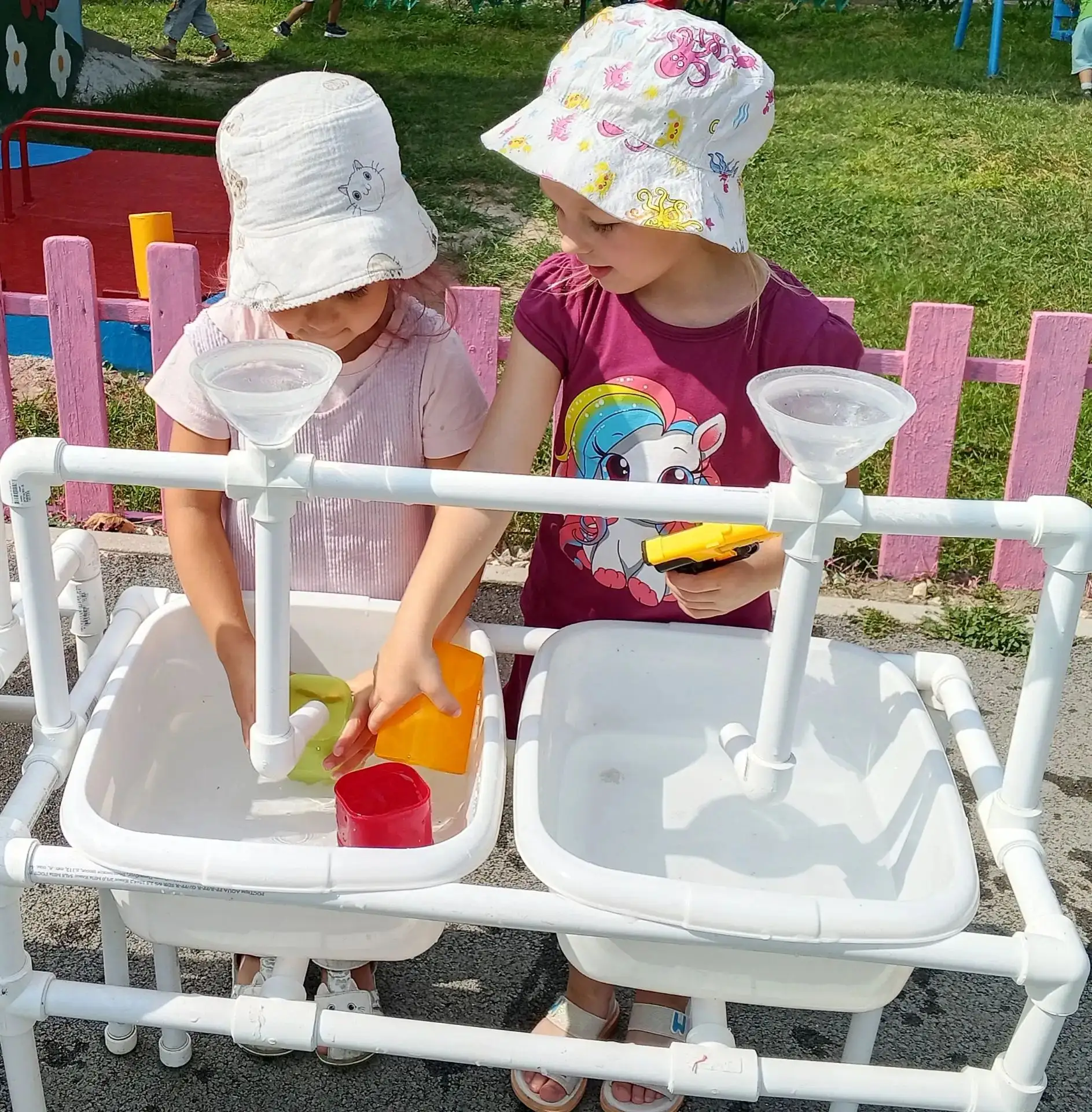 💦В нашем садике — веселье и смех,
Игры с водой радуют всех!
Дети льют, переливают,
Капли весело счи