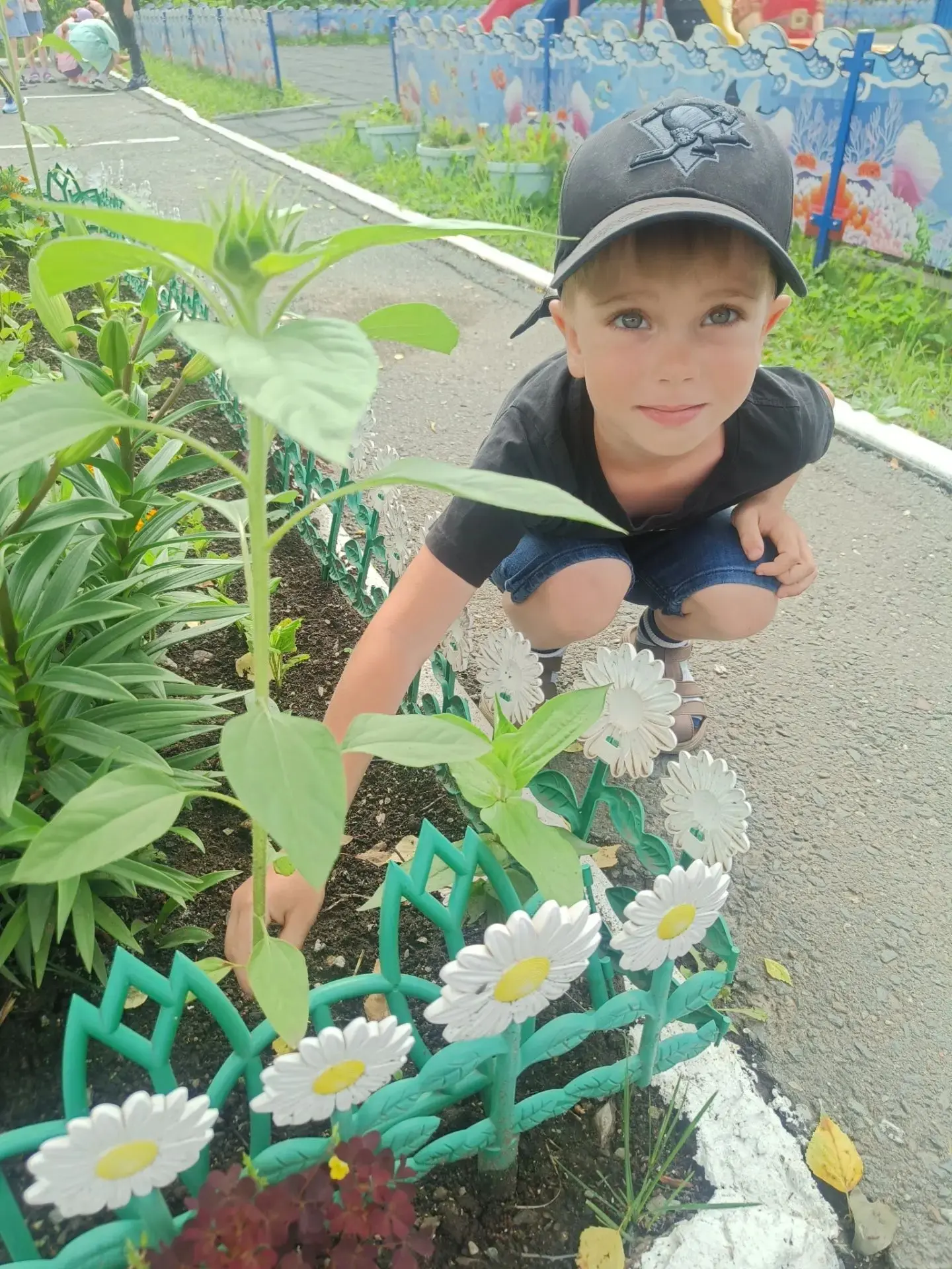 🌻 Наши «Подсолнухи» посадили маленькие солнышки на клумбах!