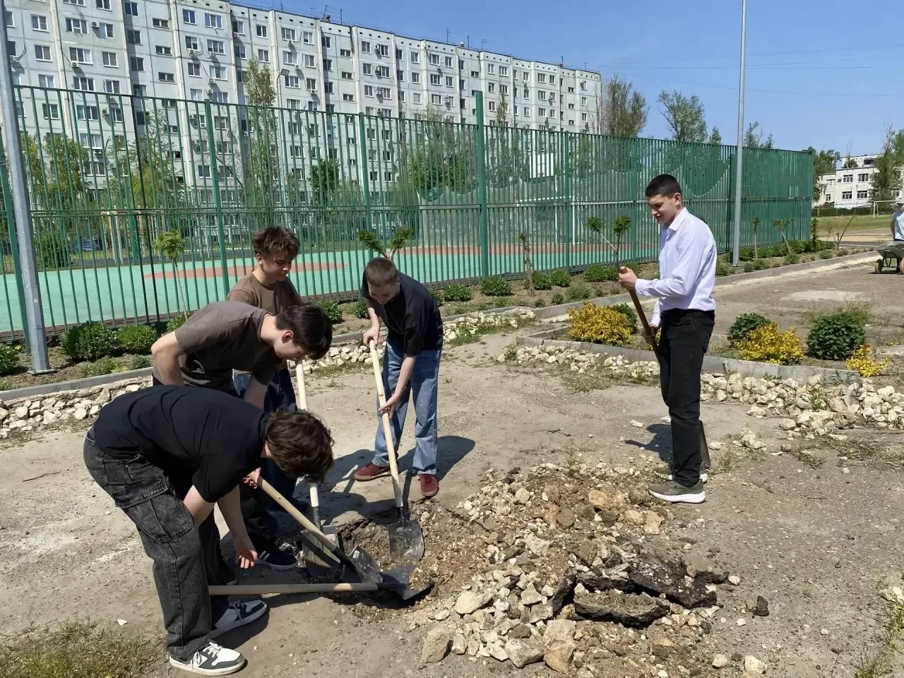 🌱✨ А мы продолжаем благоустраивать наш школьный двор! ✨🌱  Сегодня за дело взялись ученики 9‑х, 10‑х 