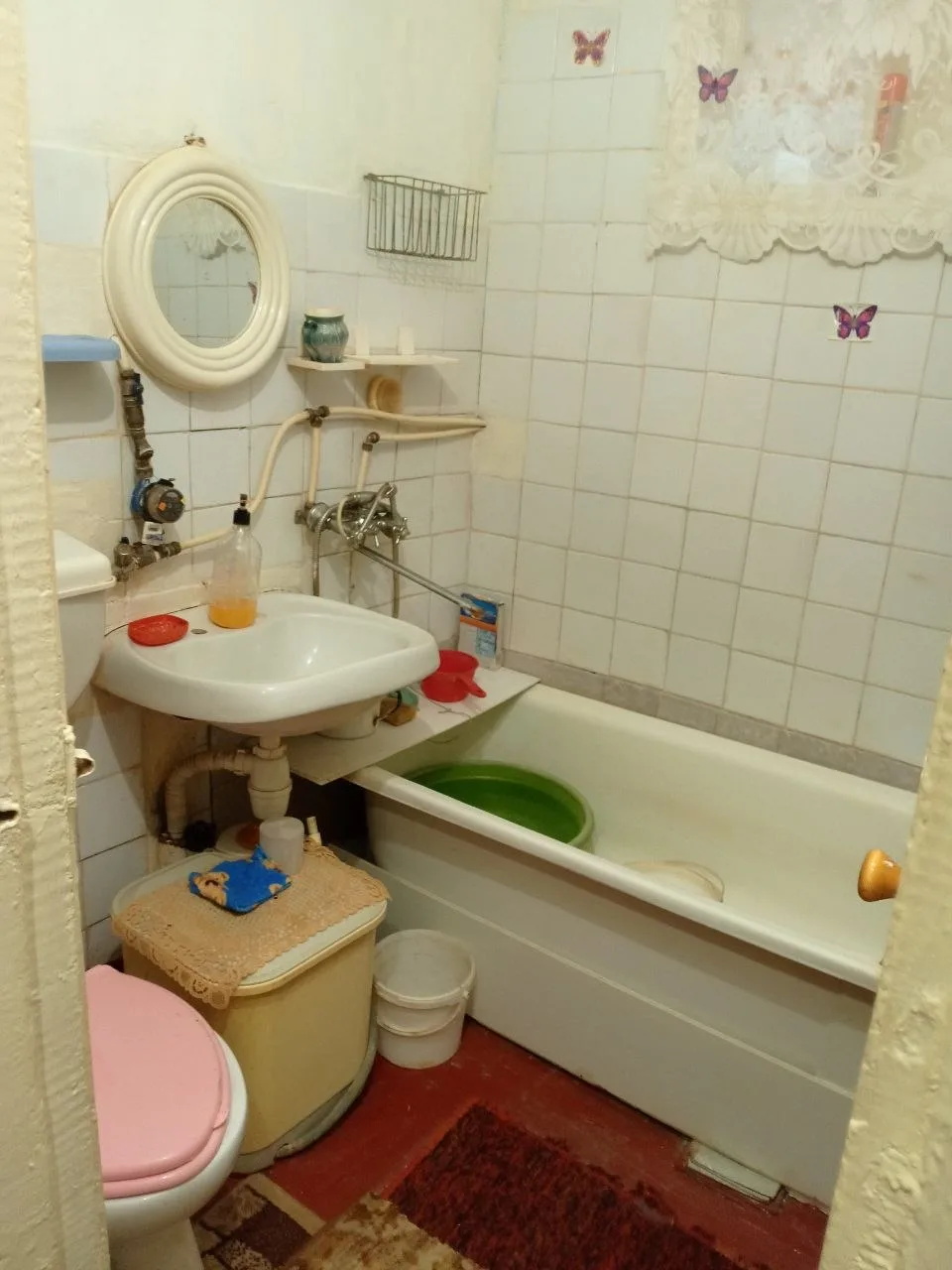 Продается 1 к .квартира в центре Молодогвардейска на улице Ленина.2 этаж из 5 . Квартира чистая,комн