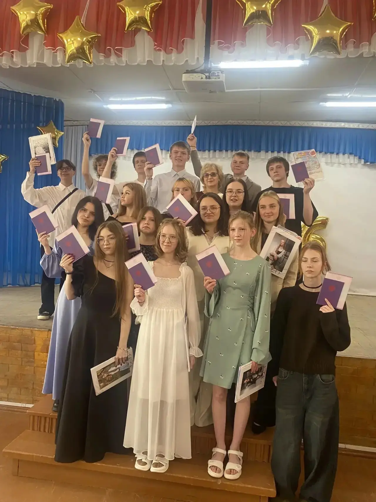 Вчера в актовом зале нашей школы состоялась церемония вручения аттестатов об основном о...