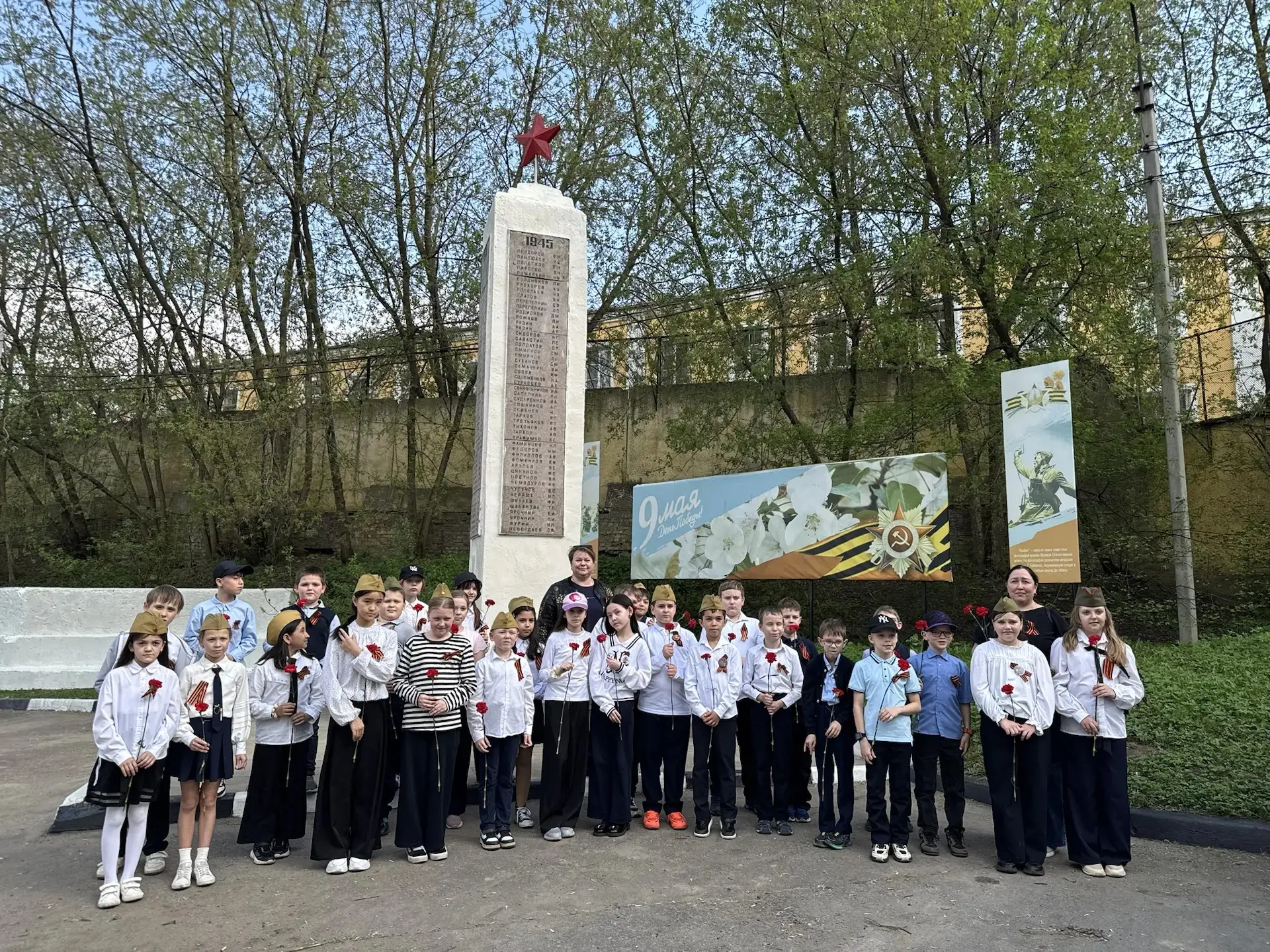 В преддверии великого праздника - Дня Победы - в рамках акции "Я помню" учащиеся 3 «Б» класса, возло