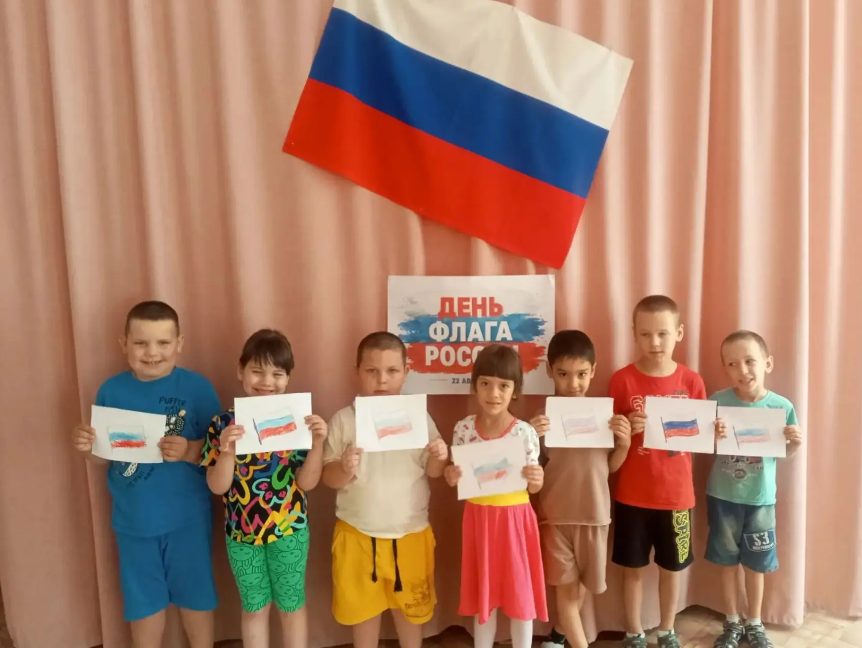 Наш флаг самый лучший на этой Земле,