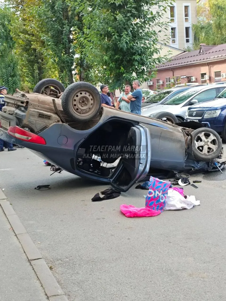 🤯 Машина перевернулась во дворе на Адоратского, 8