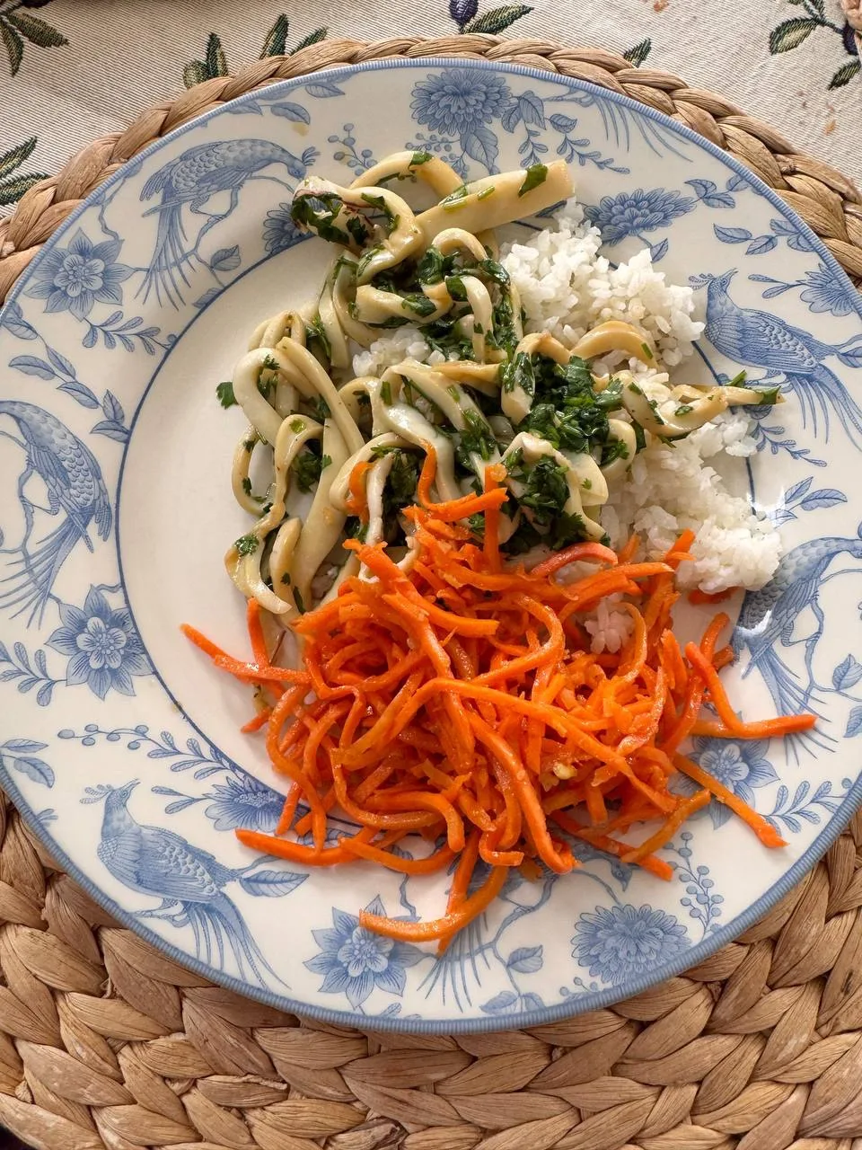 Простая вкуснятина) кальмары купила сразу кольцами, уже очищенные, отварила быстро, пот...