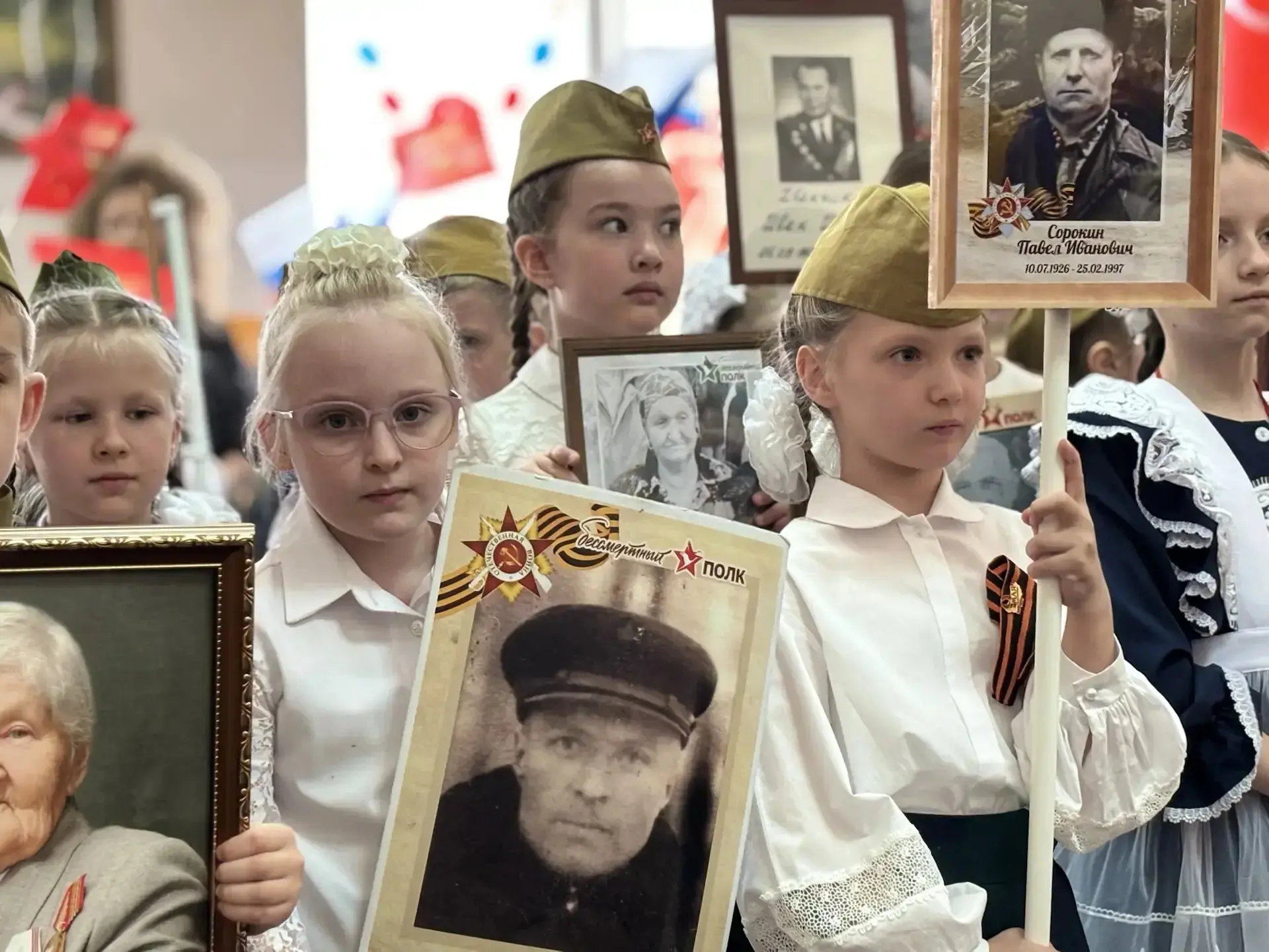 В нашем лицее прошла трогательная и очень значимая акция «Бессмертный полк» 🕊️  Это событие стало на