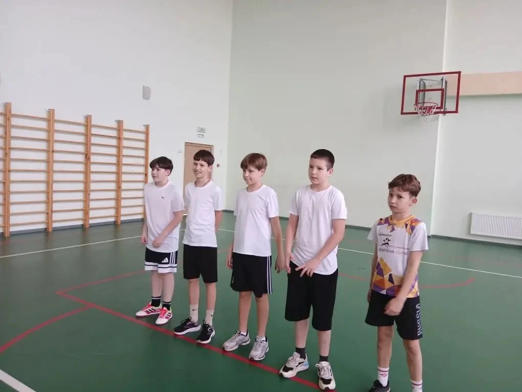 🏀 «Ура, каникулы!»: В нашей школе прошел турнир по баскетболу среди 4-х и 5-х классов!  Каникулы- эт