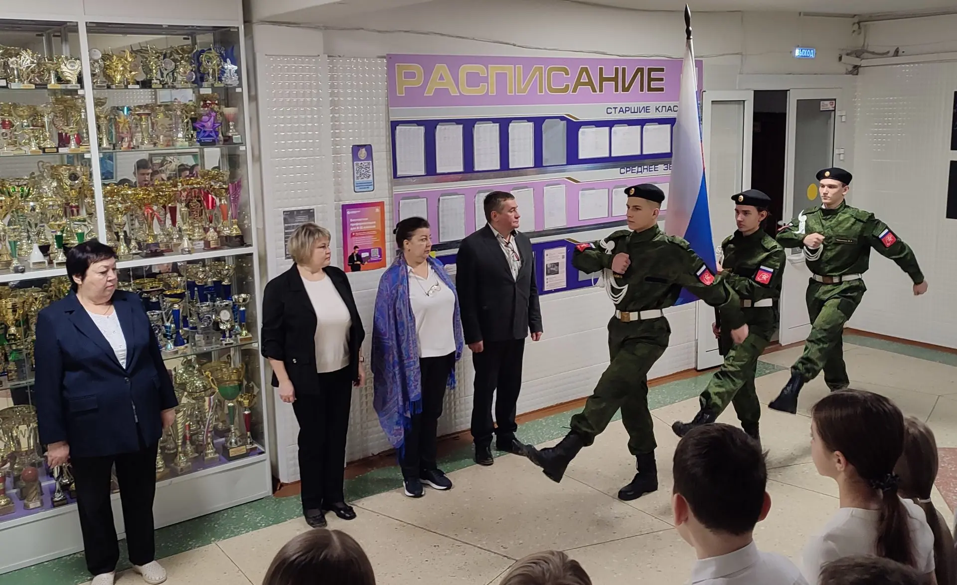 🇷🇺 В гимназии утро понедельника — это всегда особая атмосфера. Неделя по традиции началась с торжест