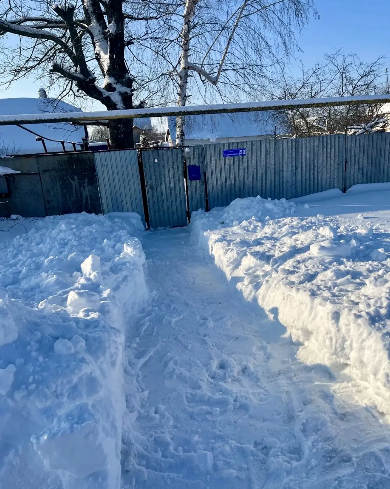 🙏Морозы отступили, и волонтеры продолжают бороться со снежной стихией!   ❄️🧹Воспитанники волонтерско