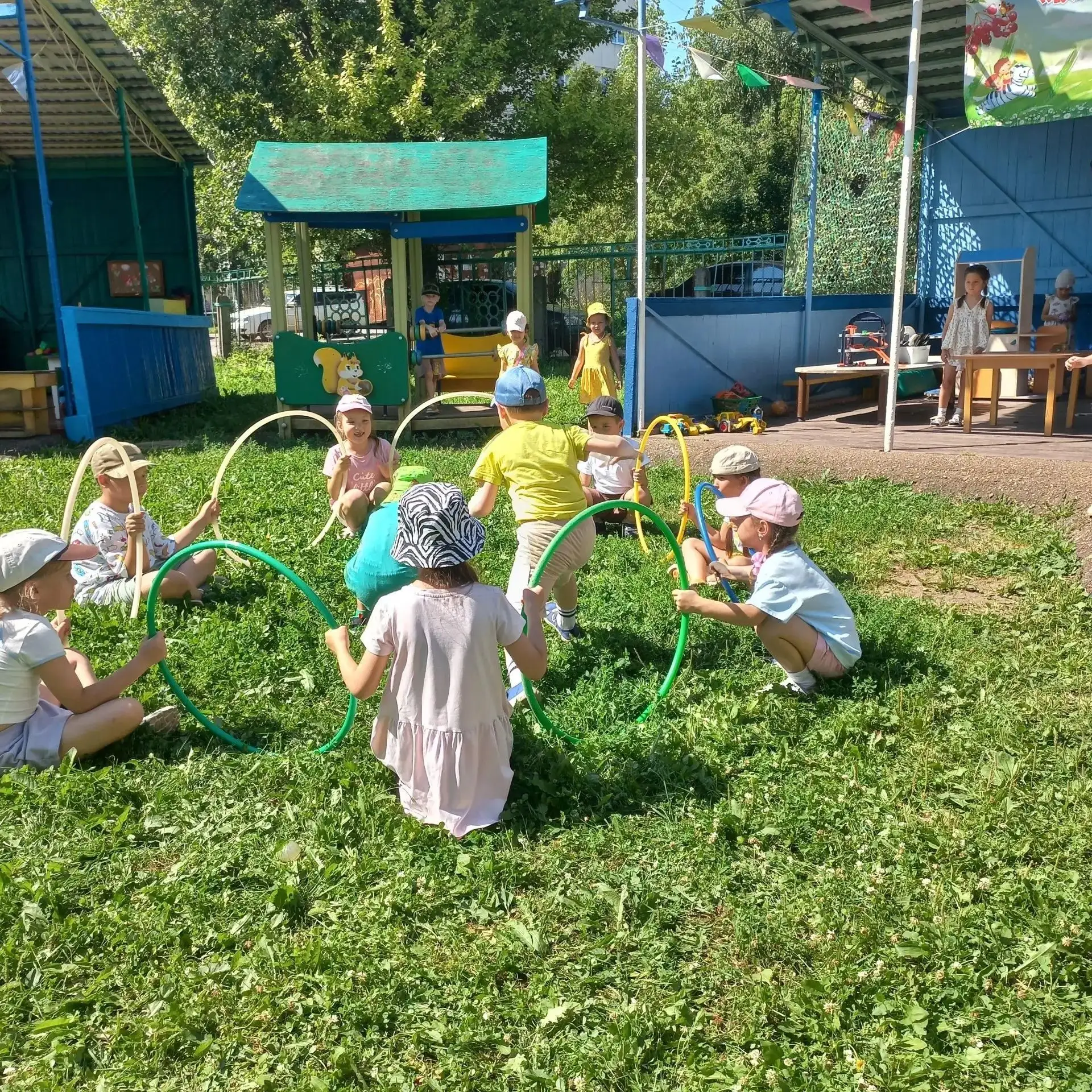 Прекрасная пора – ЛЕТО! Особенно в детском саду, когда почти весь день дети проводят на участке. Дет