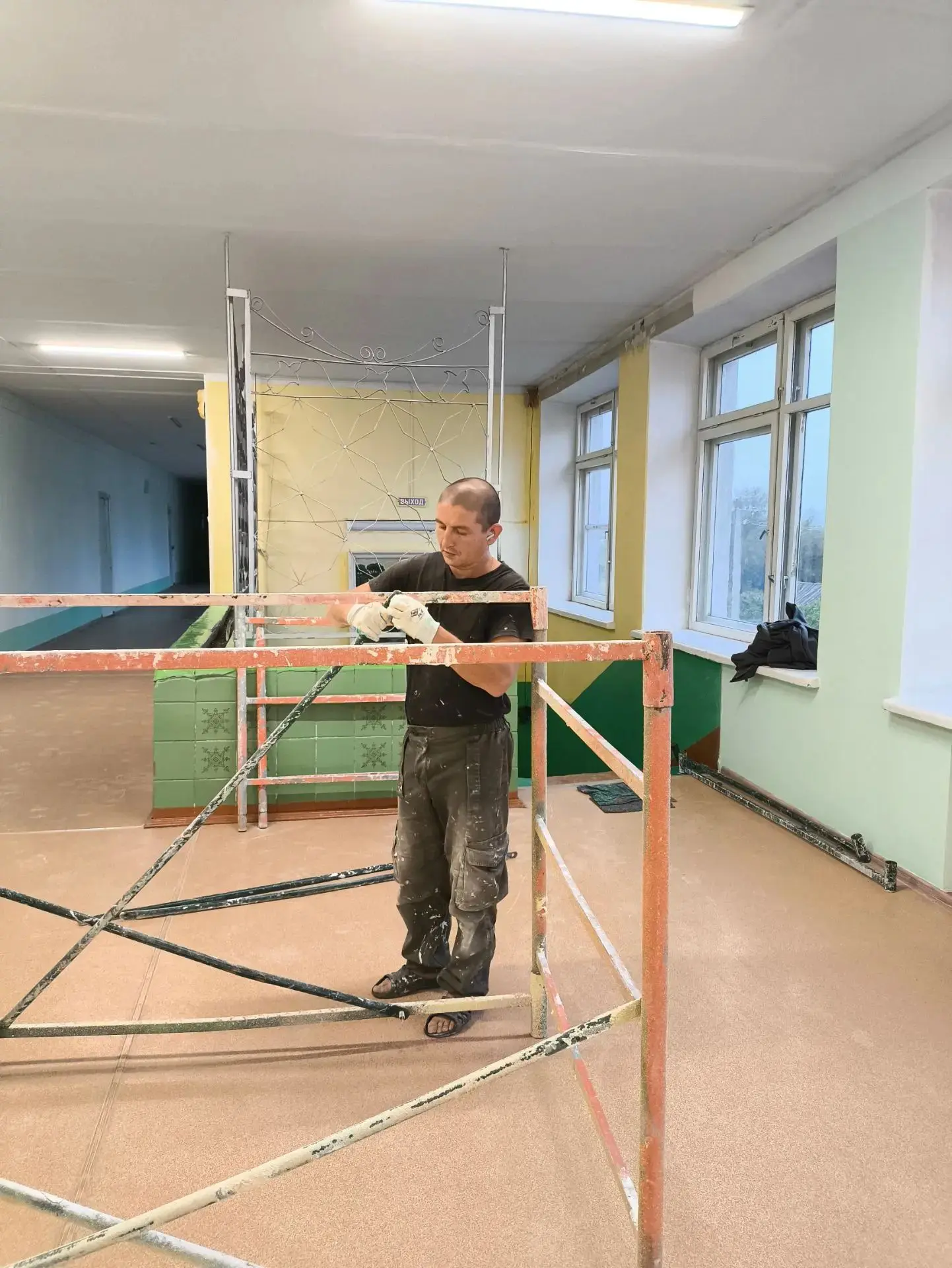 Совсем чуть-чуть осталось, и коридоры будут готовы к новому учебному году! Не перестаем...