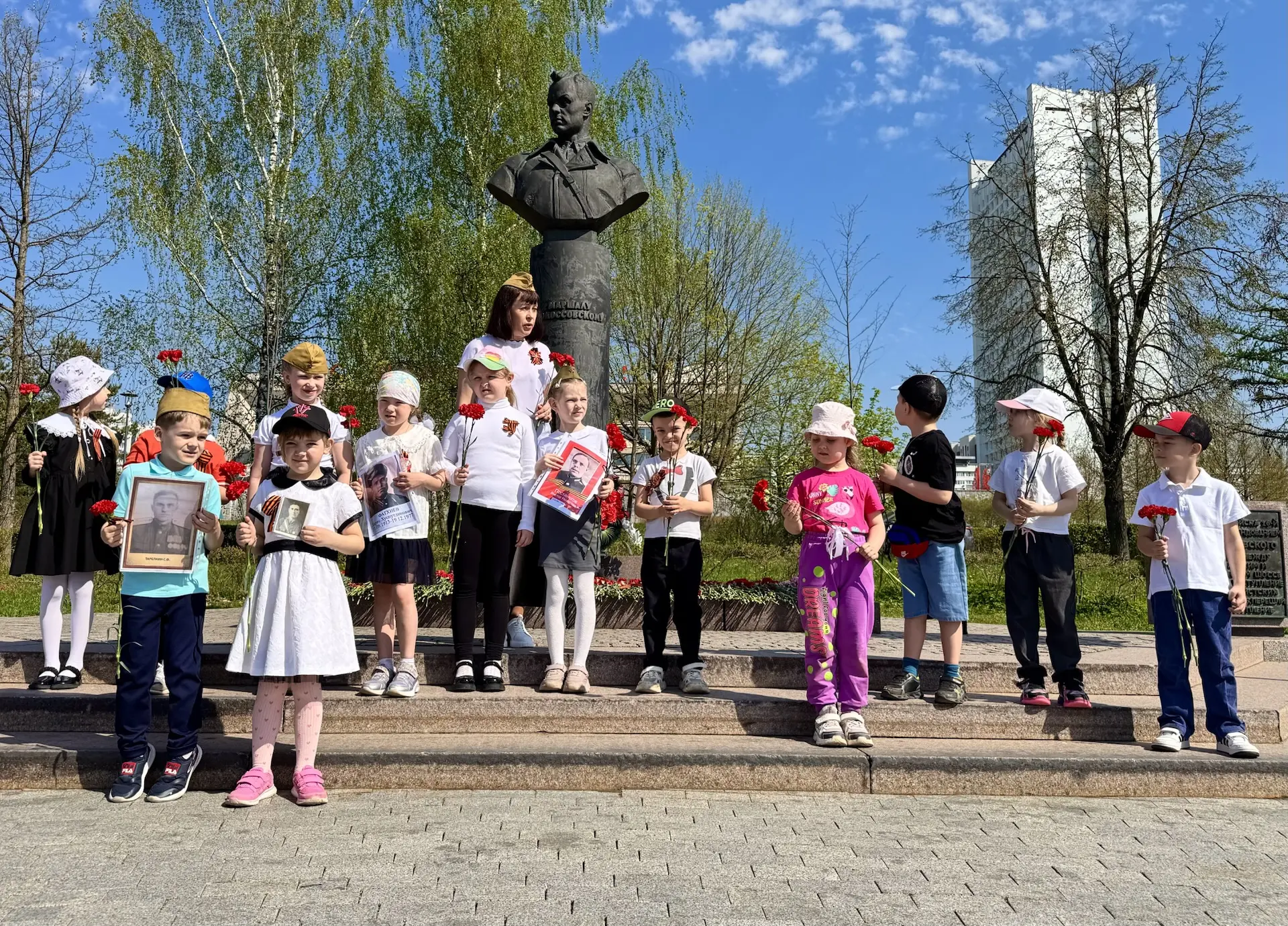 В преддверии великого праздника — Дня Победы ребята посетили памятники маршалу Константину Рокоссовс