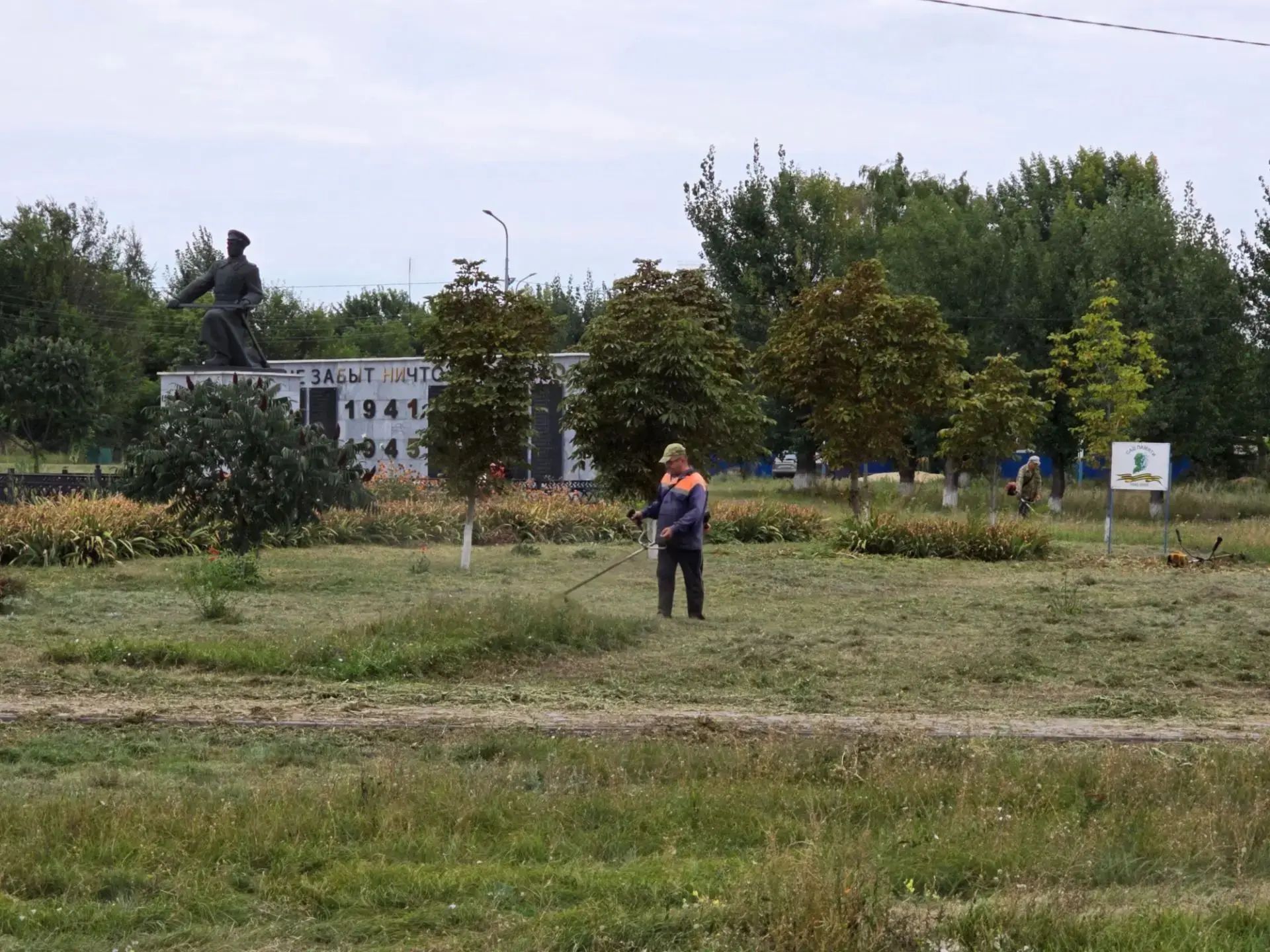 Сегодня совместными усилиями работников Администрации Кутейниковского сельского поселен...