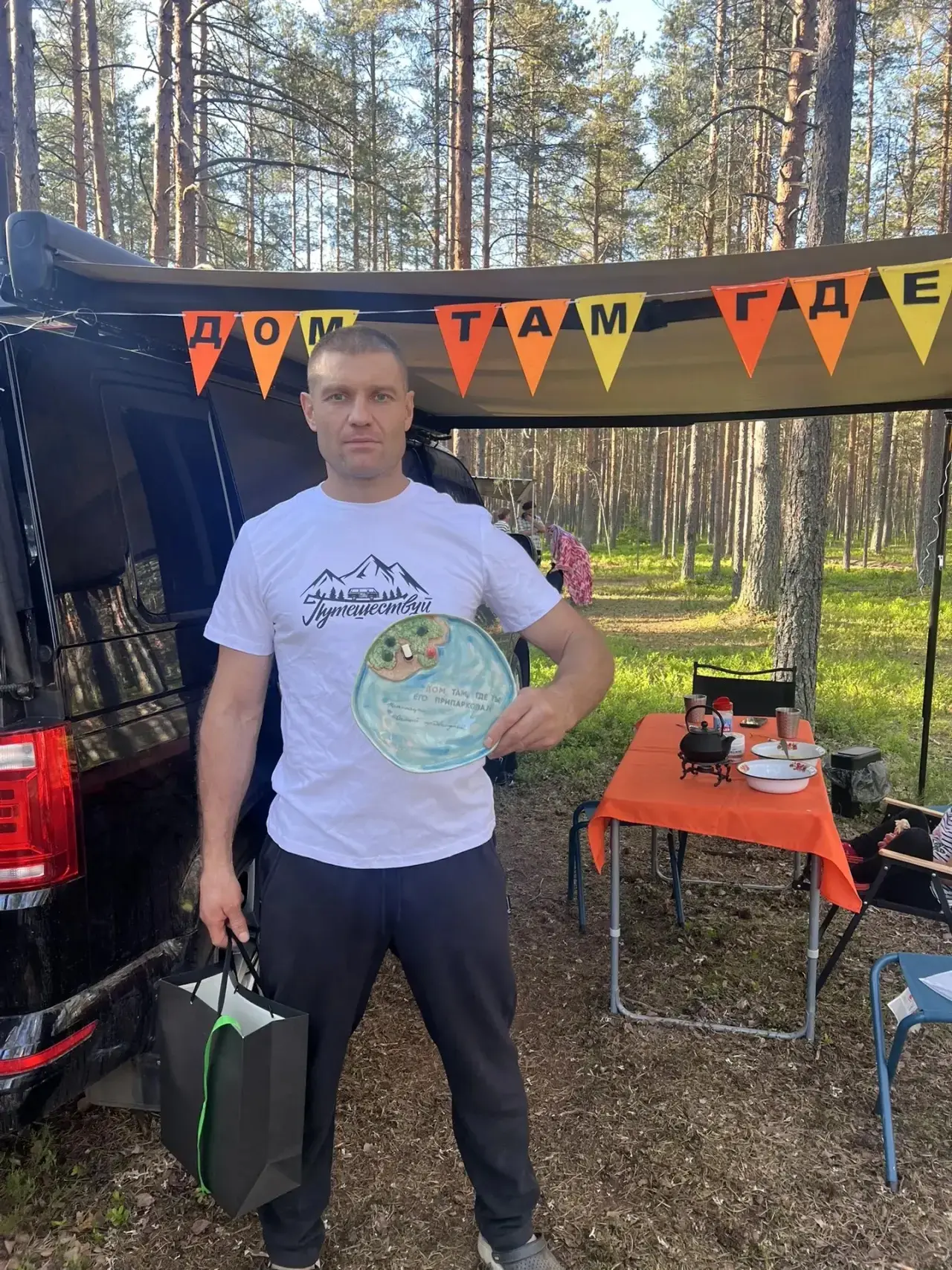 Автодом из Фольксваген Т6:   
     Друзья, я впервые поехал на «Хэллоу Кемпер». Заранее понапридумыв