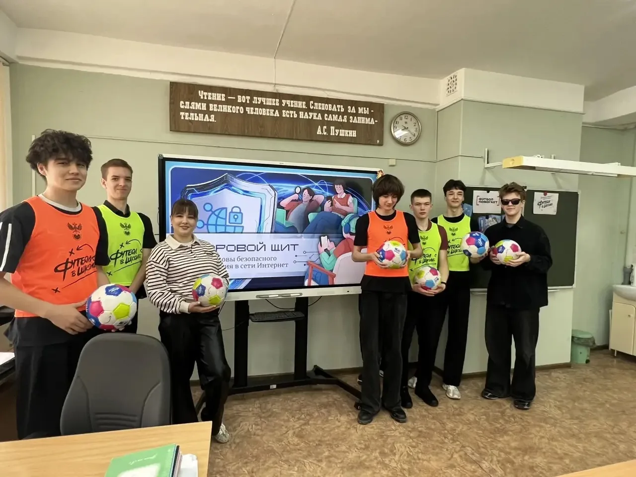 МОБУ СОШ с. Засечное: «Футбол помогает».  ⚽️🌟 Учащиеся 11 класса МОБУ СОШ с. Засечное активно принял