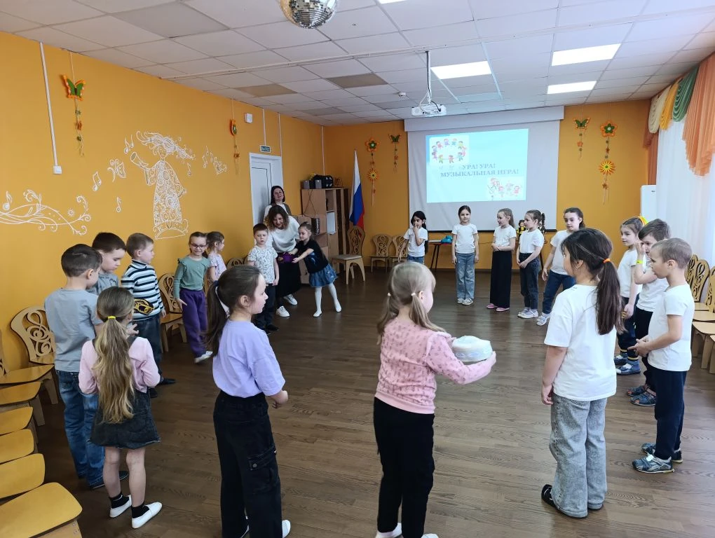 Умные каникулы "Народы России"  Сегодня в "ЦРР -детский сад 140" пришли гости - ребята из 101 и 203 