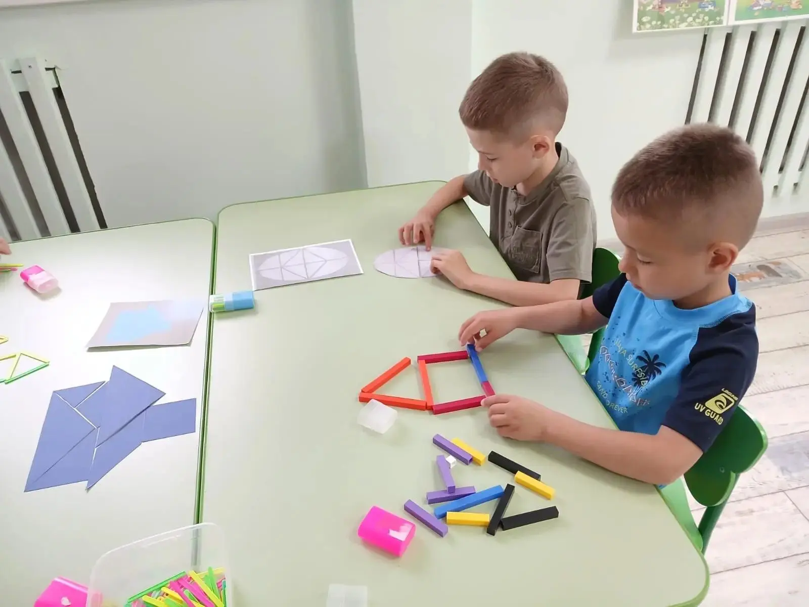 🧩🎉День головоломки прошел у ребят разновозрастной группы «Любознайки».
⁣
🧮Сколько же ума, терпени