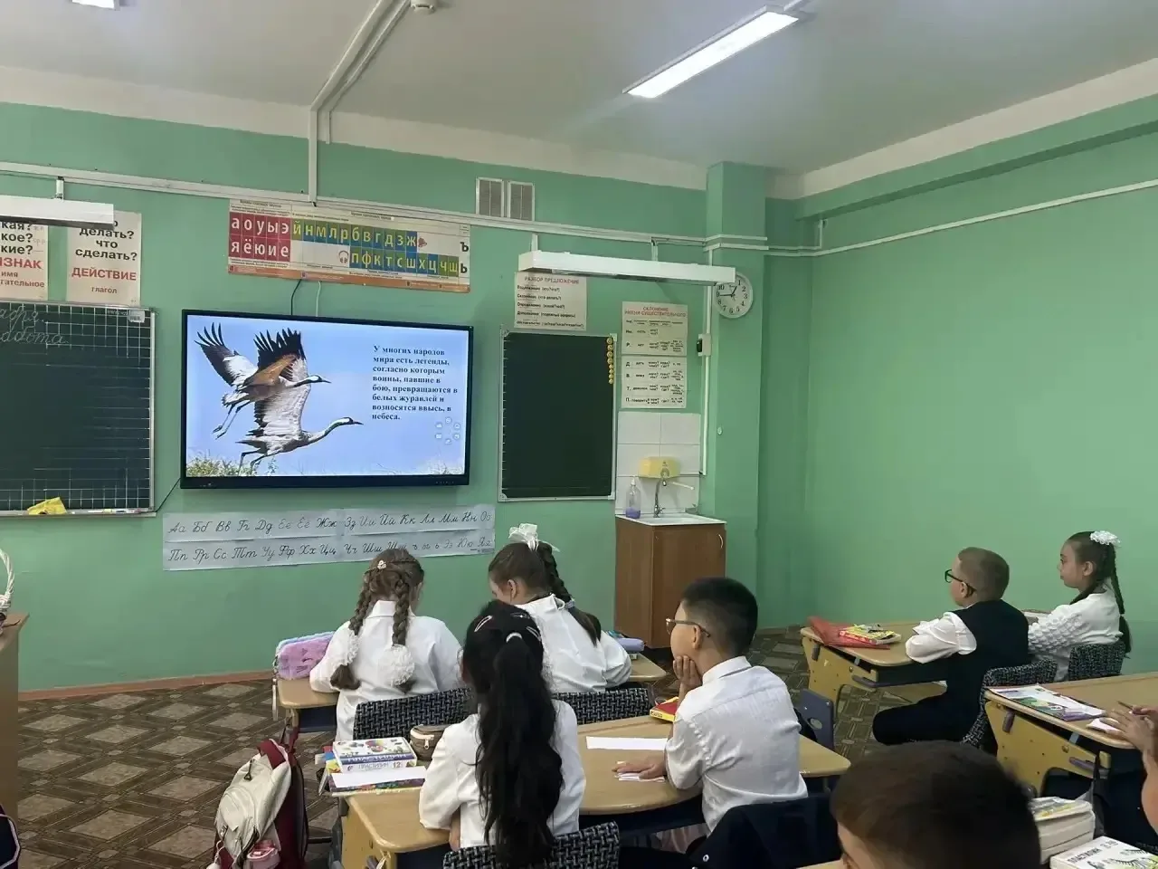 Сегодня в нашей школе прошла акция «Журавлик памяти», посвящённая Дню солидарности в бо...
