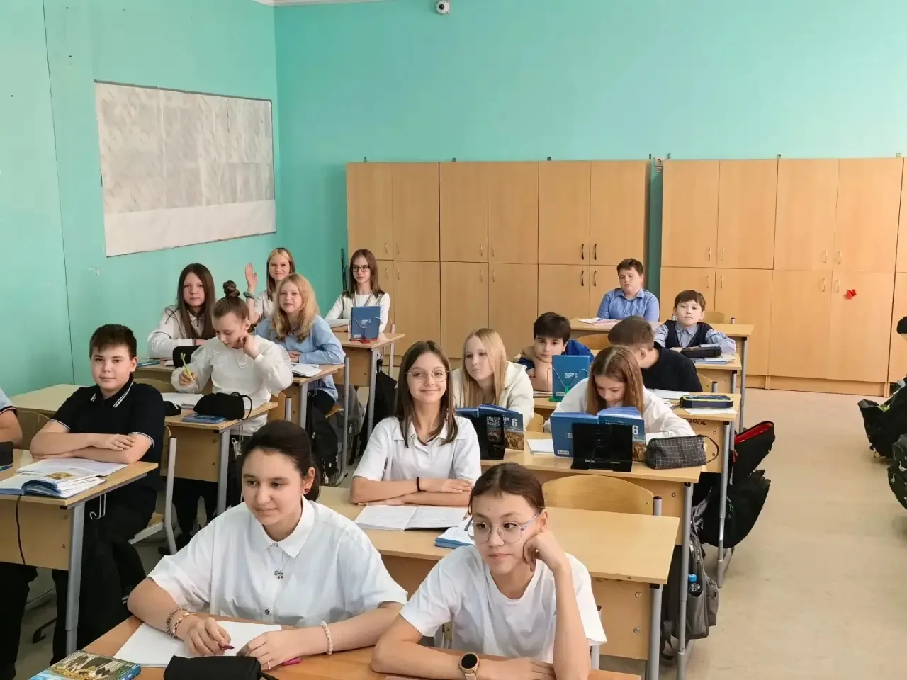 Сегодня в 6 «Е» классе прошёл особенный классный час, посвящённый Дню воссоединения ДНР...