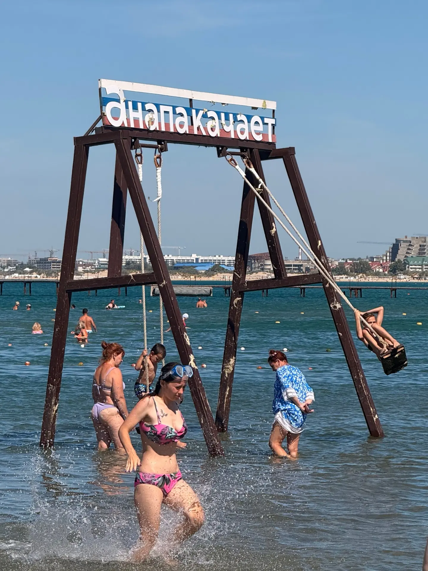 На Центральном пляже вода прозрачная, начинается сразу от качелей🏖️