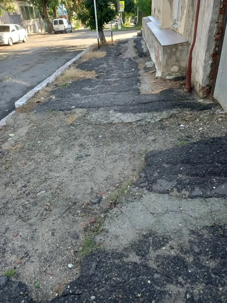 Люблю гулять по нашим улочкам, но эти тротуары в центре … большую часть времени приходится смотреть 