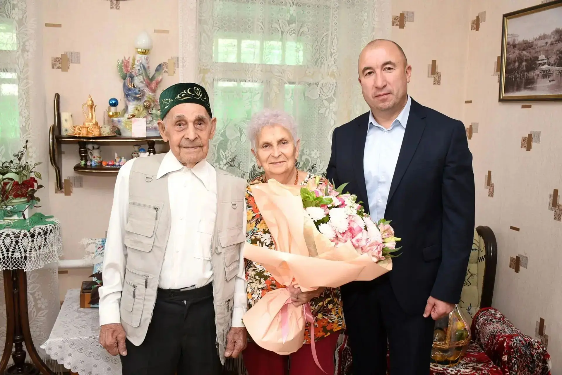 Первый заместитель Главы города Руслан Магомедов навестил ветерана Хабибуллу Байтеева в...
