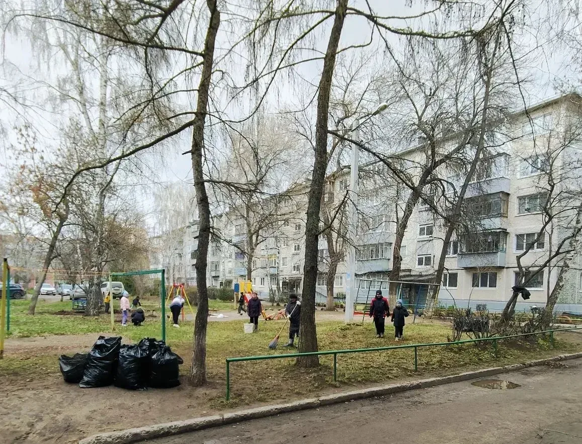 В минувшие выходные двор дома № 3 по улице Краснопролетарской преобразился — здесь прош...