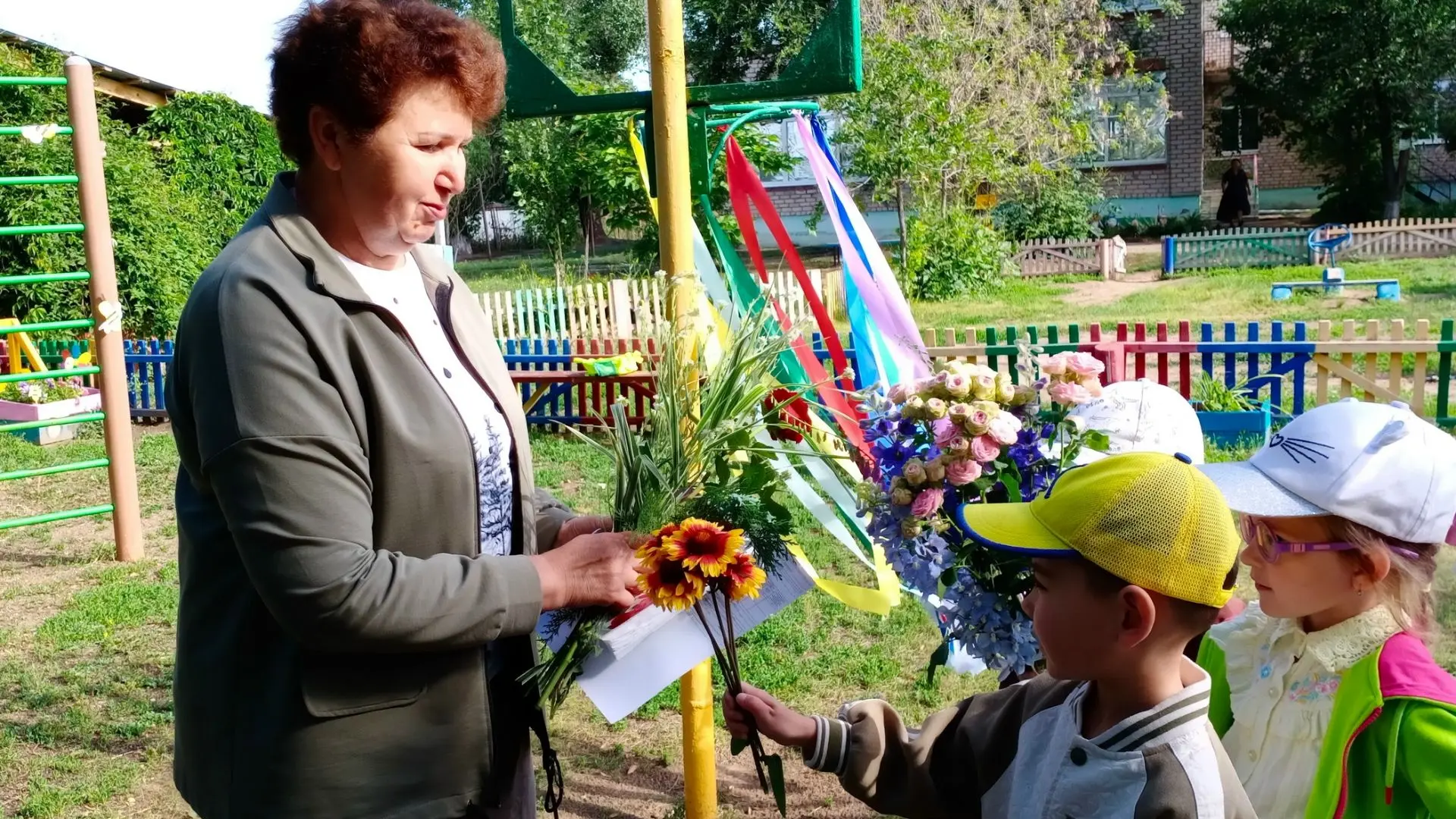 Накануне дня медицинского работника, воспитанники старшей группы №2 «Смешарики» поздравили сотрудник