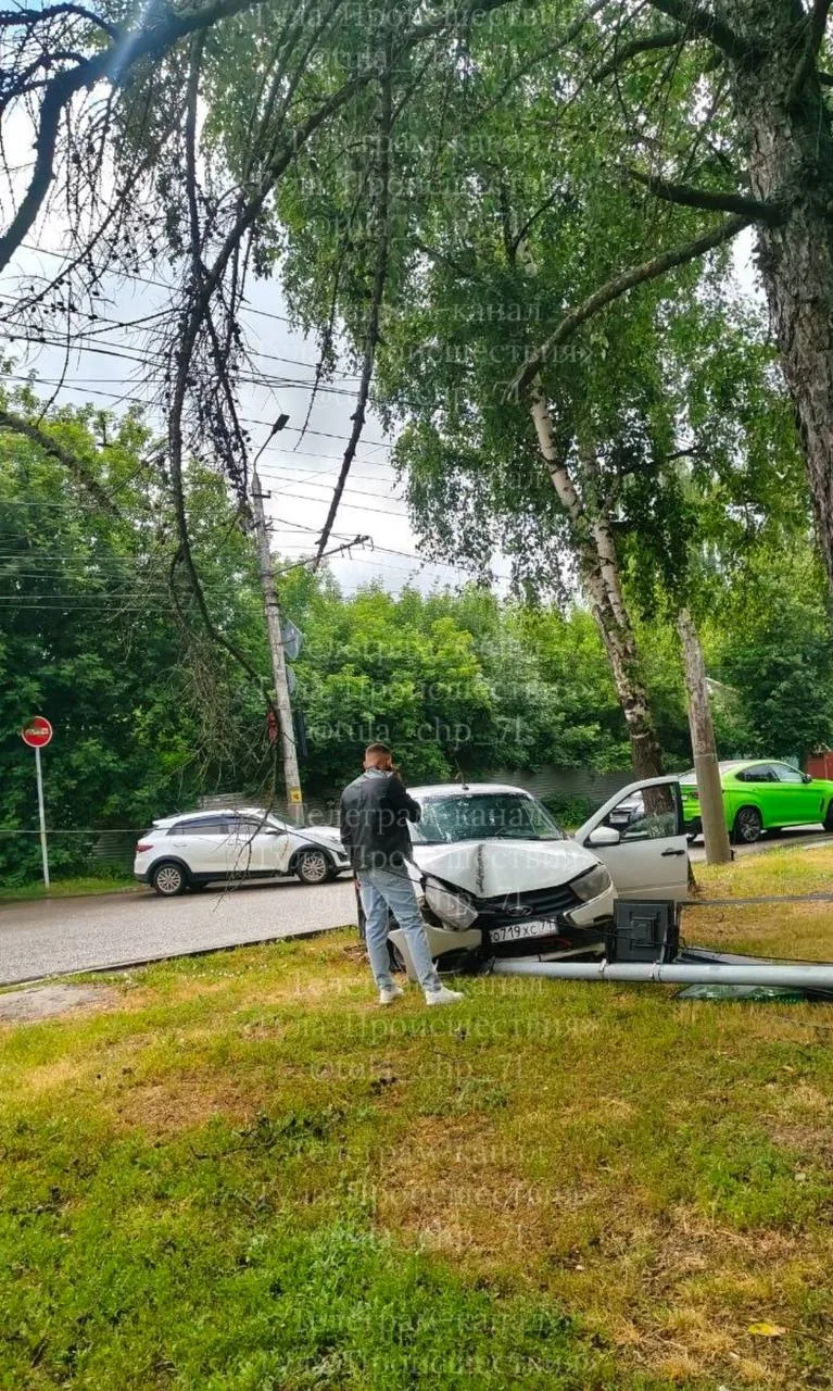 Снесли светофор на Заварной.