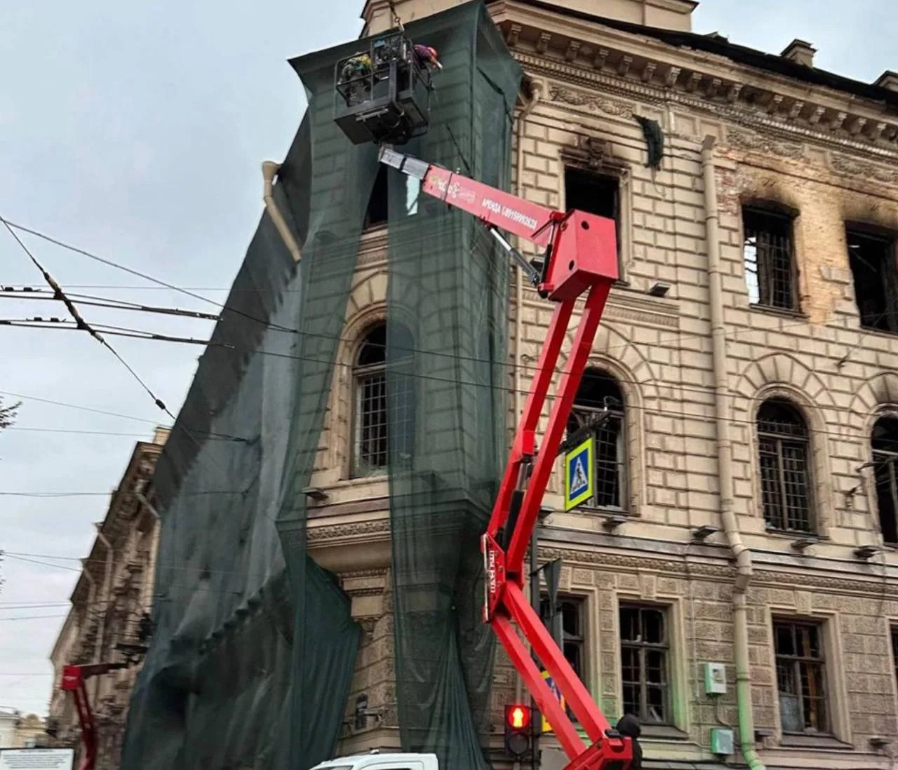 🏛 Особняк Миллера на Исаакиевской площади после пожара обтянули зелёной сеткой