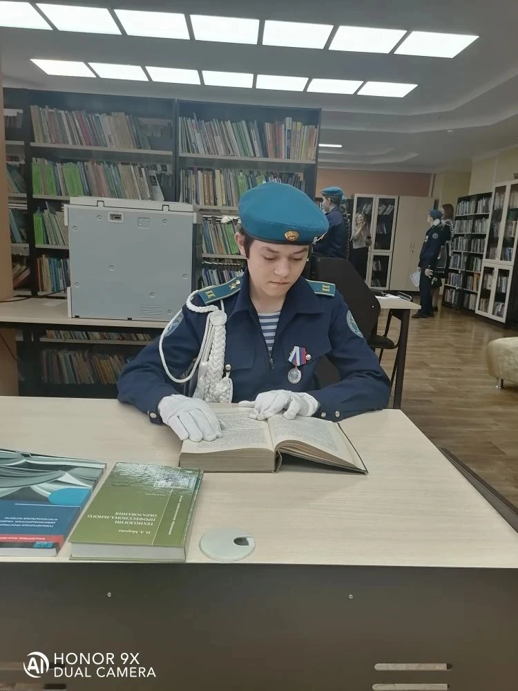Клуб экскурсоводов в гостях у книг! 📚  Сегодня члены нашего клуба экскурсоводов музейного комплекса 