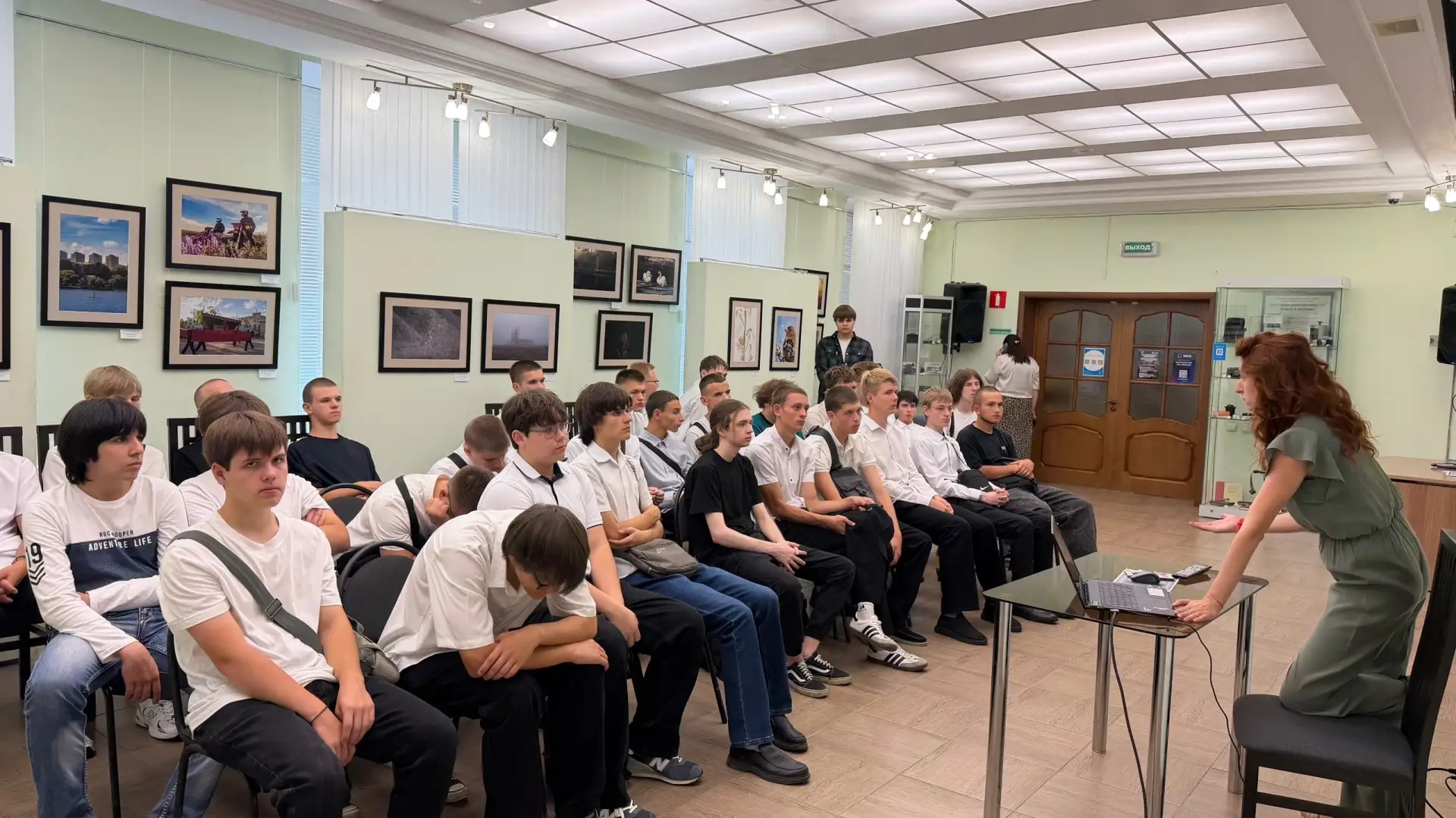 Сегодня в галерее мы принимали не только школьников, но и тех, кто уже выбрал свой путь...