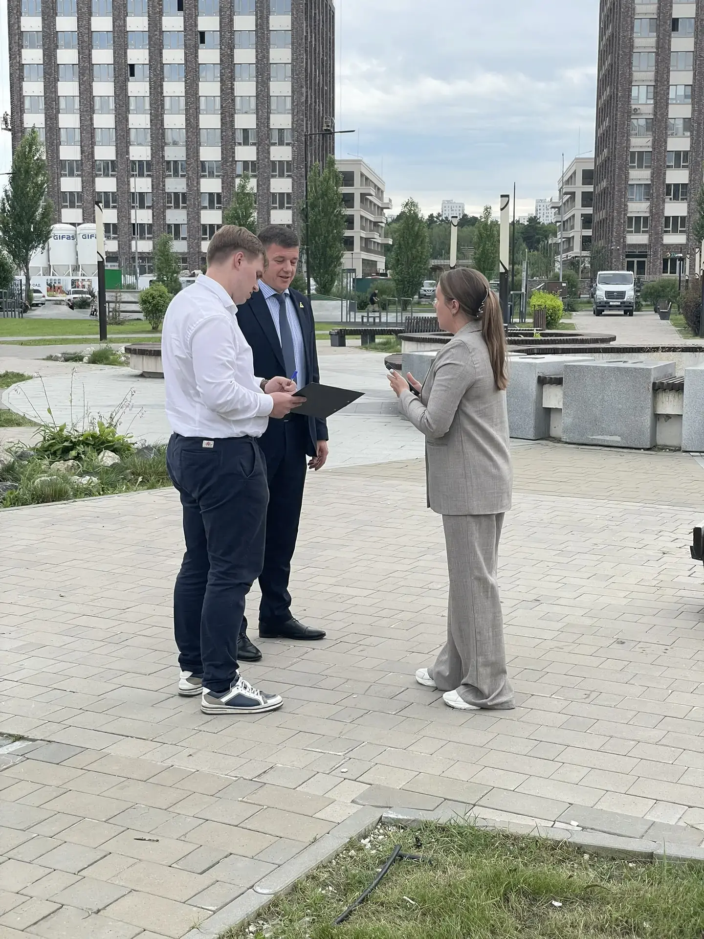 Рабочий объезд в Калининском округе: на контроле — благоустройство и комфорт горожан

Руководитель у
