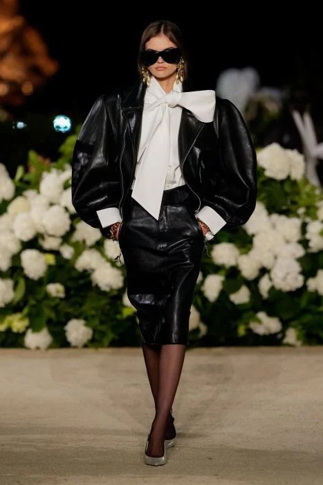 Почему женщина Saint Laurent выглядит так, будто вы ей уже не понравились