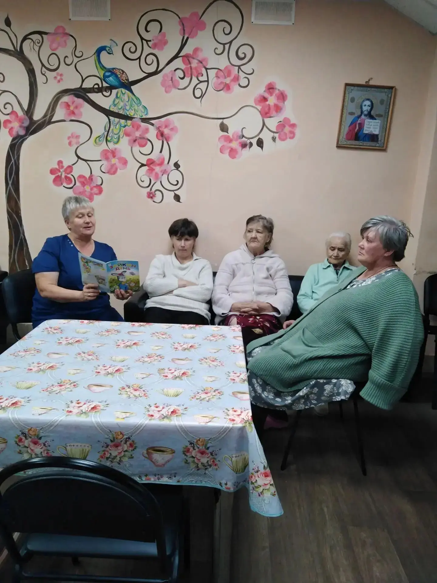 Как же замечательно в уютной компании послушать любимые сказки! Сказкотерапия(лечение с...
