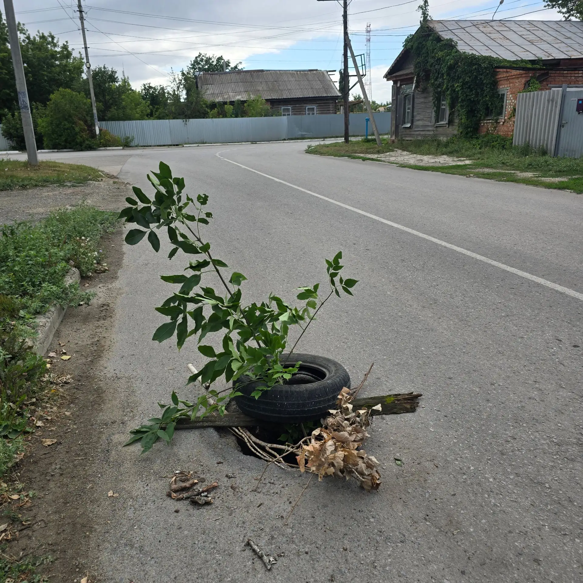 Осторожно! Открытый колодец на пересечении улиц Кондакова и Карамышская. Закрыли как мо...
