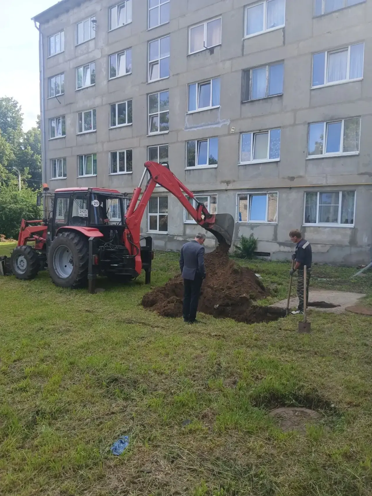 В связи с утечкой теплоносителя в районе пер. Светлый, д.1, сотрудниками МП «Советсктеплосети» ведут