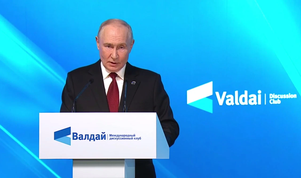 "Нам предстоит жить в нестабильном и переменчивом мире": Путин выступил с речью на засе...