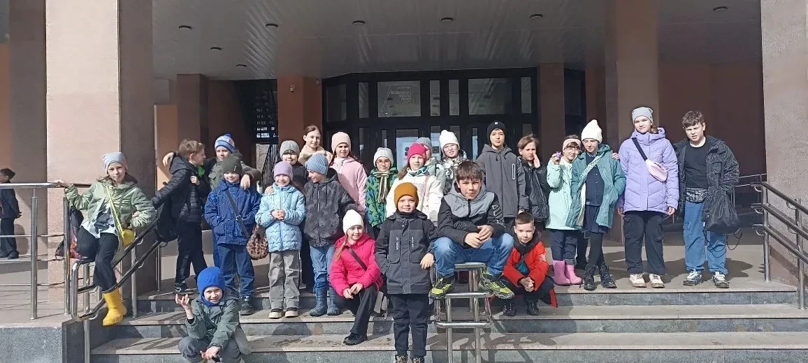 🎪✨ Путешествие в Страну чудес: 3 «Г» в кукольном театре! ✨🎪    Пятничный солнечный день стал ещё вол