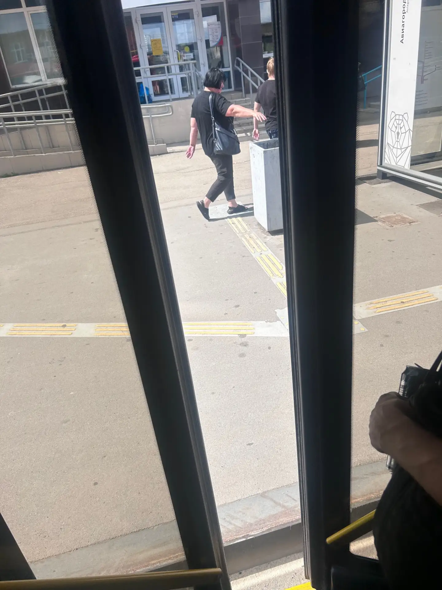 На остановке «Авиагородок» обитает сумасшедшая женщина с сильным перегаром от алкоголя (возможно был