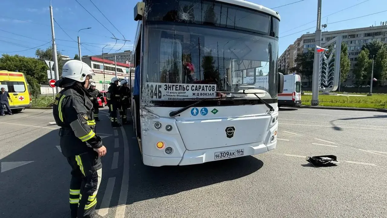 Из-за ДТП с автобусом №284Б пострадали три человека

Сегодя, 13 июня, в Саратове случилось ДТП с уча