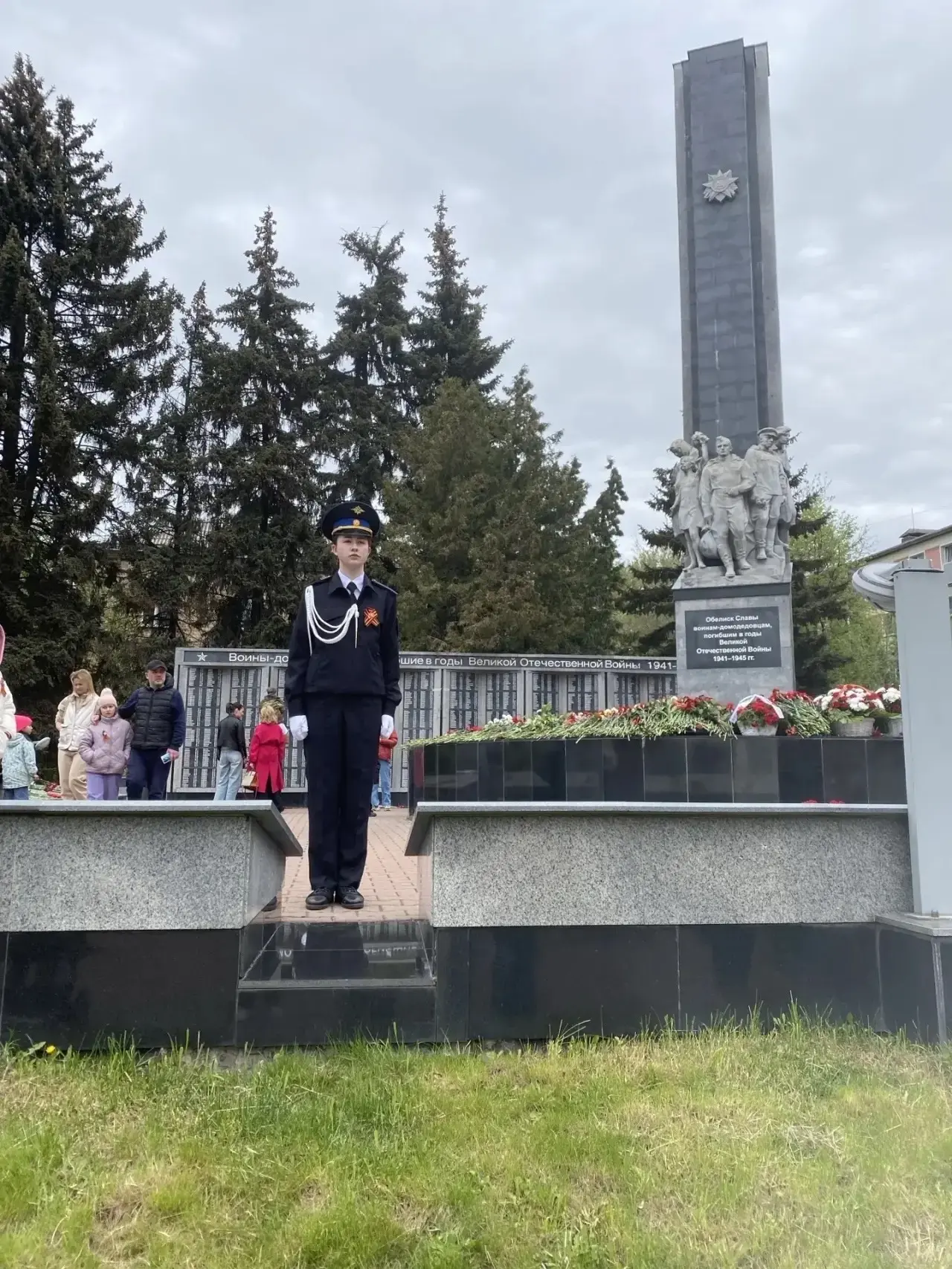 Память в строю: юнармейцы отряда «Истребители» встали в почётный караул у Вечного огня.  9 Мая, в де