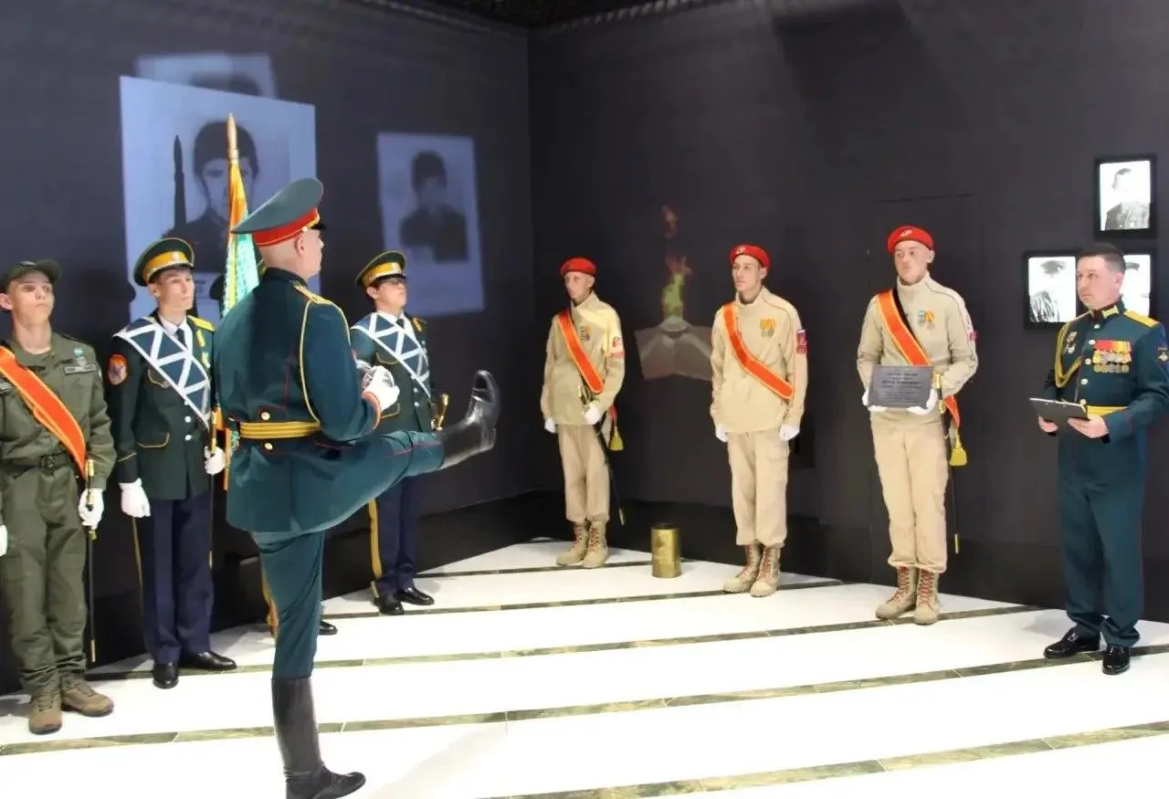 В Музейном мемориальном комплексе «Победа» города Южно-Сахалинска юнармейцы  совместно ...