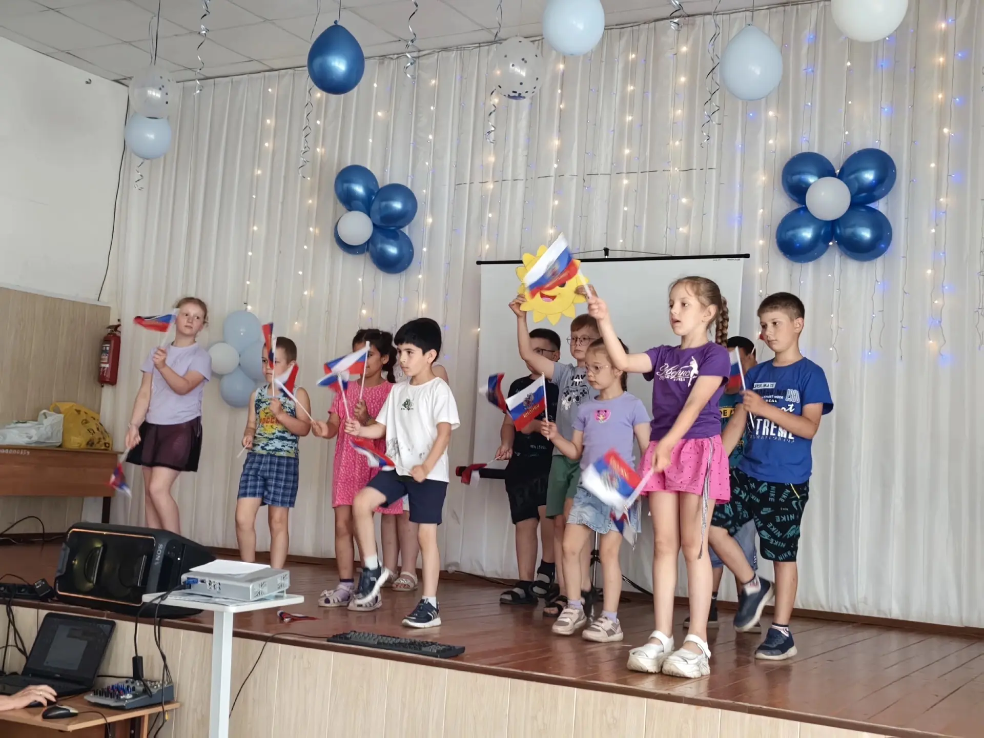 🇷🇺🎈☀️ День Единства "Россия - Родина моя". Так назывался наш сегодняшний день в лагере.
День нача