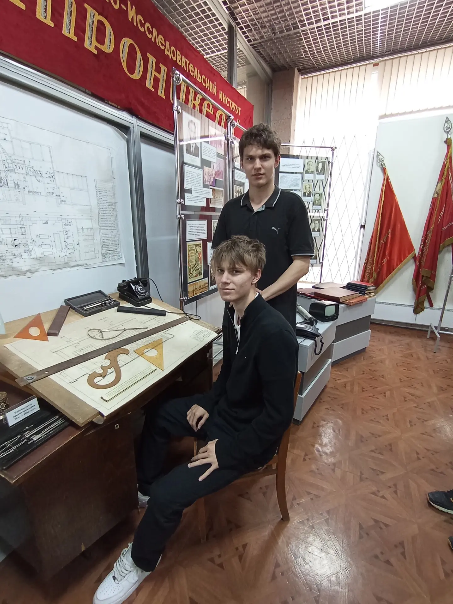 🔬 Ученики 10 «Б» класса посетили институт «Гипроникель» в рамках профориентации!  📚 Ребята узнали о 