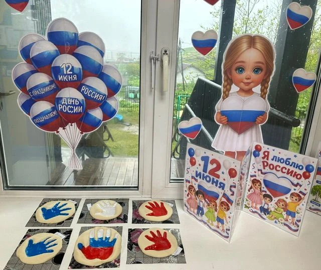 В преддверии Дня России🇷🇺  малыши из младшей группы создали яркую коллективную работу в технике те