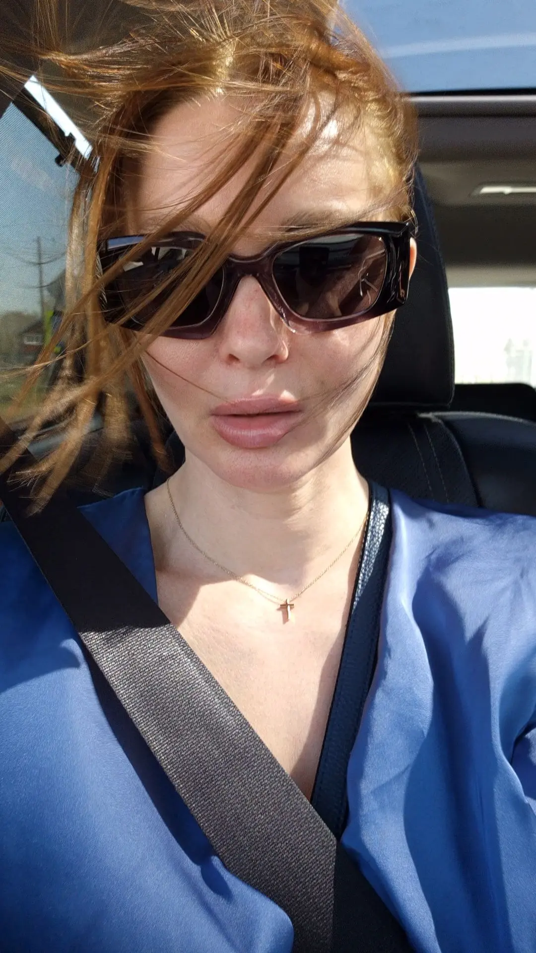 Мурка тоже теперь выходит гулять, но уже на поводке, после первого раза, так как слишко...