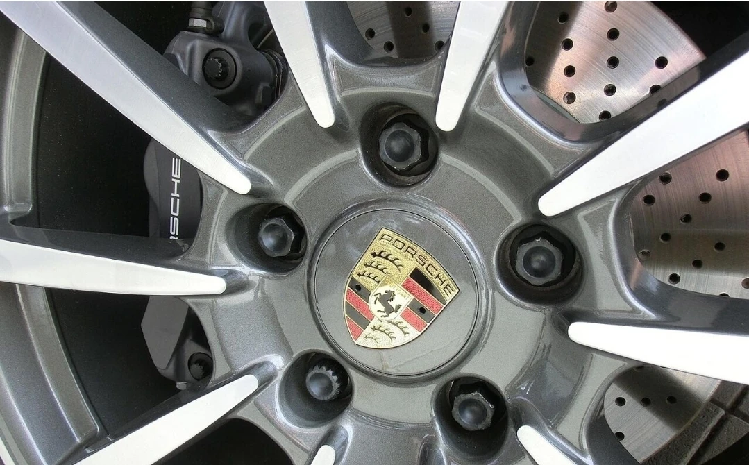 Штутгарт, Германия.

Когда-то Porsche был синонимом качества, мощи и денег. Теперь это компания, кот