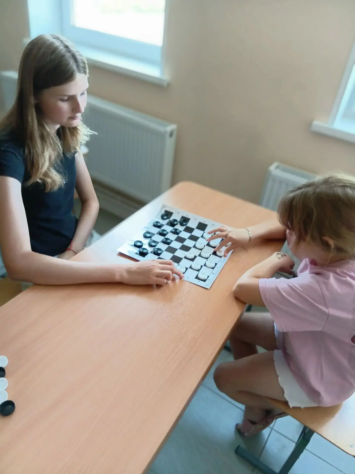 Для участников школьной площадки сегодня представлена игровая программа : настольные иг...